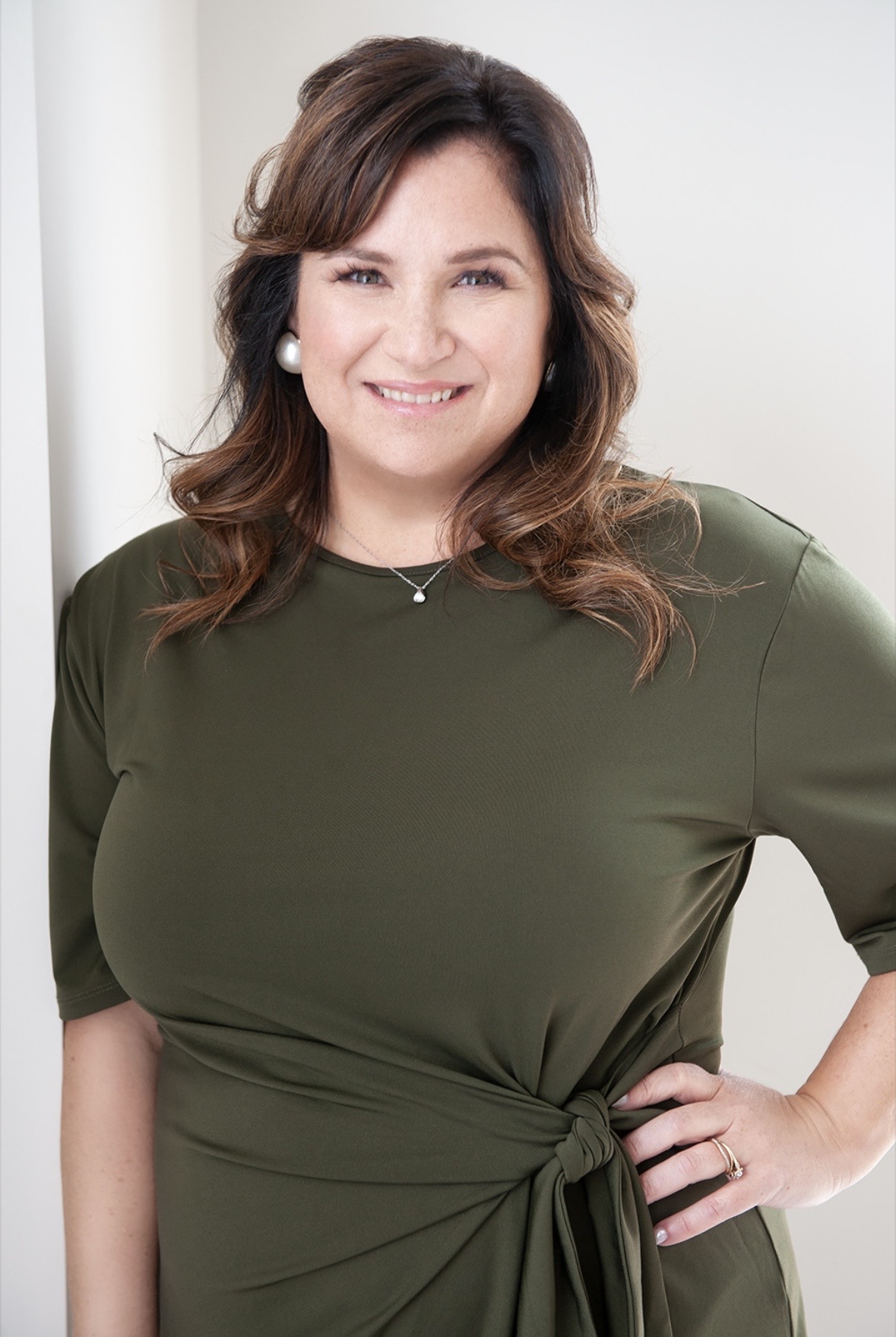 Mélissa Dupont, souriante, en robe verte